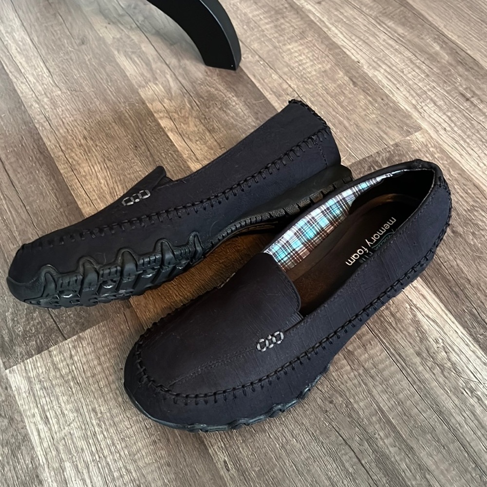 Sketchers sneakers